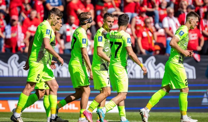 Kacper Chodyna i piłkarze Zagłębia Lubin