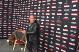 Marcin Najman rzuca krzesłem