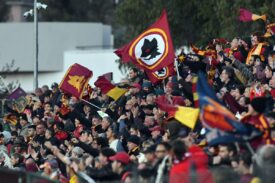 AS Roma kibice na meczu z Lazio (rozgrywki kobiece)