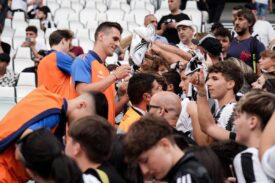 Arkadiusz Milik rozdaje autografy