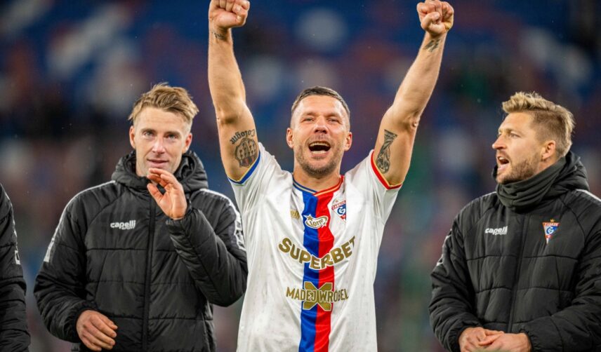 Lukas Podolski, piłkarz klubu Górnik Zabrze, cieszący się po meczu