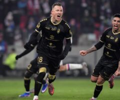 Fredrik Ulvestad cieszy się z gola w meczu z Górnikiem