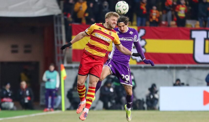 Kamil Jóźwiak walczy o piłkę w meczu z Fiorentiną