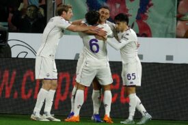 Fiorentina cieszy się z gola w meczu z Cremonese