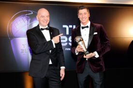 Robert Lewandowski i Gianni Infantino