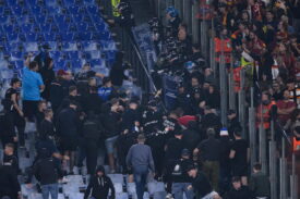 Zamieszki na trybunach w trakcie meczu Roma - Slovan