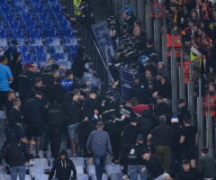 Zamieszki na trybunach w trakcie meczu Roma - Slovan